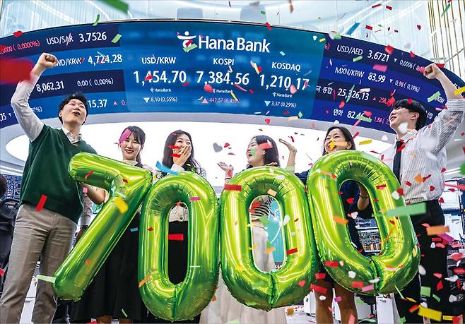 코스피가 전장보다 448포인트(6%) 오른 7385로 마감하며 종가 기준 역대 최고치를 경신한 5월 6일 오후 서울 중구 하나은행 딜링룸에서 직원들이 축하 세리머니를 하고 있다. (연합뉴스)