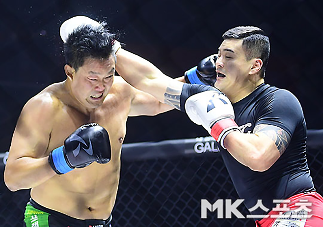 2023년 2월 경기도 고양체육관 킥복싱 메인이벤트 관중 6946명이 보는 앞에서 대한민국 입식타격기 무제한급 최강자로 여겨진 명현만과 제8대 로드FC 미들급 챔피언 황인수가 주먹을 교환하고 있다. 사진=김영구 기자