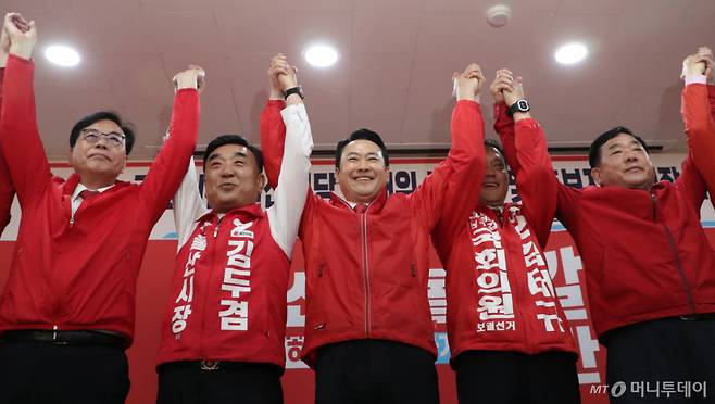 (울산=뉴스1) 조민주 기자 = 장동혁 국민의힘 대표가 11일 국민의힘 울산시당사에서 열린 선대위 발대식 및 후보자 공천장 수여식에 참석해 김두겸 울산시장 후보, 김태규 남구갑 보궐선거 국회의원 후보와 손을 맞잡고 있다.  2026.5.11/뉴스1  Copyright (C) 뉴스1. All rights reserved. 무단 전재 및 재배포,  AI학습 이용 금지. /사진=(울산=뉴스1) 조민주 기자