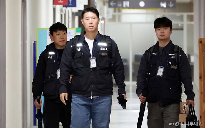 [세종=뉴시스] 강종민 기자 = 최승호 초기업노조 삼성전자지부 위원장 등 노측 교섭위원들이 12일 세종시 정부세종청사 중앙노동위원회에서 열린 2차 사후조정회의에 참석하고 있다. 2026.05.12. ppkjm@newsis.com /사진=강종민