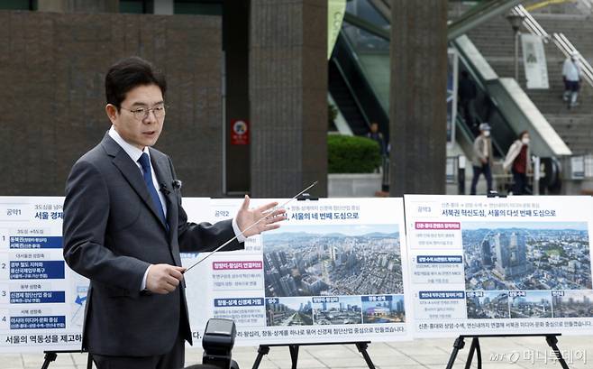 (서울=뉴스1) 박정호 기자 = 정원오 더불어민주당 서울시장 후보가 12일 오전 서울 동대문구 청량리역 광장에서 "서울 공간 대전환" G2 공약을 발표하고 있다. 2026.5.12/뉴스1  Copyright (C) 뉴스1. All rights reserved. 무단 전재 및 재배포,  AI학습 이용 금지. /사진=(서울=뉴스1) 박정호 기자