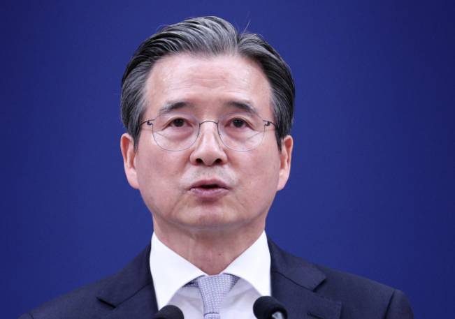 김용범 청와대 정책실장이 지난 4월27일 청와대 춘추관에서 데미스 하사비스 구글 딥마인드 CEO(최고경영자) 접견 관련 브리핑을 하고 있다. / 사진=뉴시스