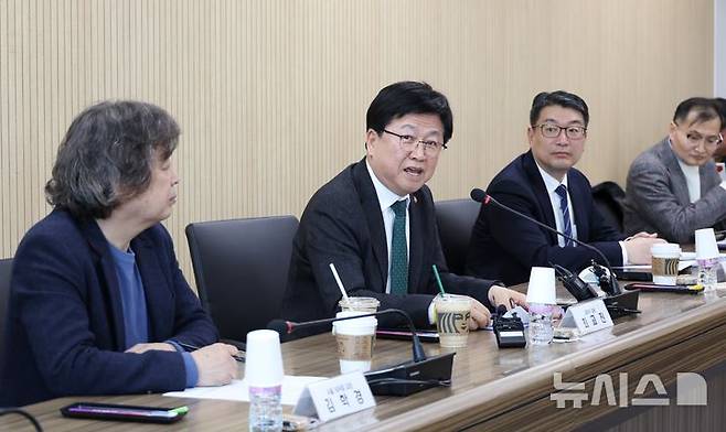 [서울=뉴시스] 교육부가 2월 27일 오후 교복 제도 개선을 위한 현장 간담회를 개최한 모습 (사진=교육부 제공) 2026.02.27. photo@newsis.com