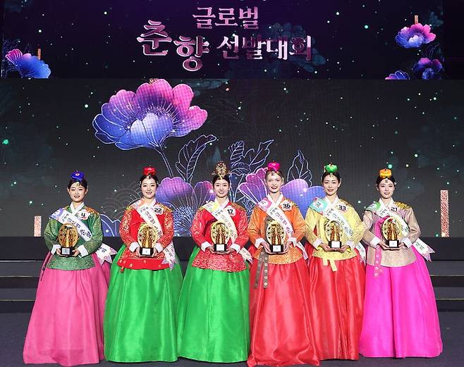 [남원=뉴시스] 지난달 30일 남원 광한루원 특설무대에서 열린 '제96회 춘향제 글로벌 춘향선발대회' 입상자들 왼쪽부터 춘향 정 김도현, 선 이소은, 진 김하연, 미 리나, 숙 김서원, 현 이현아. *재판매 및 DB 금지