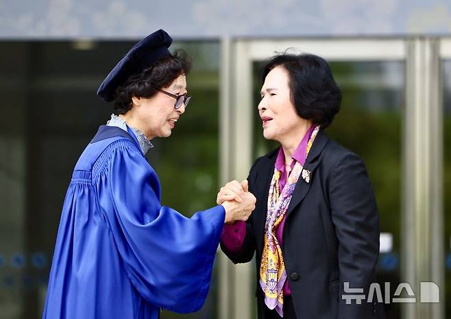 [서울=뉴시스] 김명년 기자 = 12일 오전 서울 용산구 숙명여자대학교 백주년기념관에서 열린 '졸업 50주년 홈커밍데이' 행사에서 학위복을 입은 50여년 전 졸업생이 동문과 인사하고 있다. 2026.05.12. kmn@newsis.com
