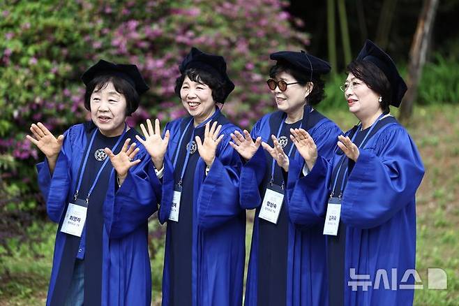 [서울=뉴시스] 김명년 기자 = 12일 오전 서울 용산구 숙명여자대학교 백주년기념관에서 열린 '졸업 50주년 홈커밍데이' 행사에서 학위복을 입은 50여년 전 졸업생들이 기념촬영하고 있다. 2026.05.12. kmn@newsis.com