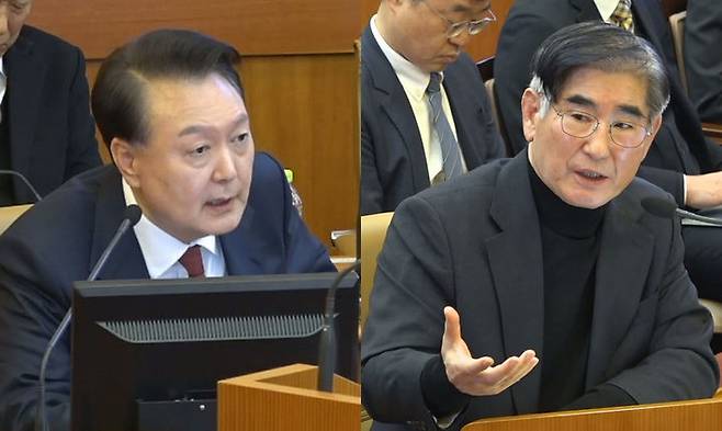 [서울=뉴시스] 윤석열 대통령이 지난해 1월 23일 서울 종로구 헌법재판소에서 열린 대통령 탄핵심판 4차 변론기일에서 증인으로 출석한 김용현 전 국방부장관에게 증인신문을 하고 있다. (사진=헌법재판소 제공) 2026.05.12. photo@newsis.com *재판매 및 DB 금지