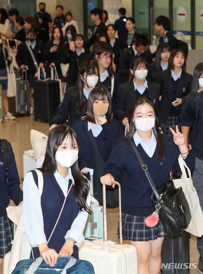 [인천공항=뉴시스] 황준선 기자 = 일본 가가와현 사카이데 제일고등학교 수학여행 학생들이 9일 에어서울의 인천~다카마쓰 노선을 이용해 인천국제공항으로 입국하고 있다. 2023.10.09. hwang@newsis.com