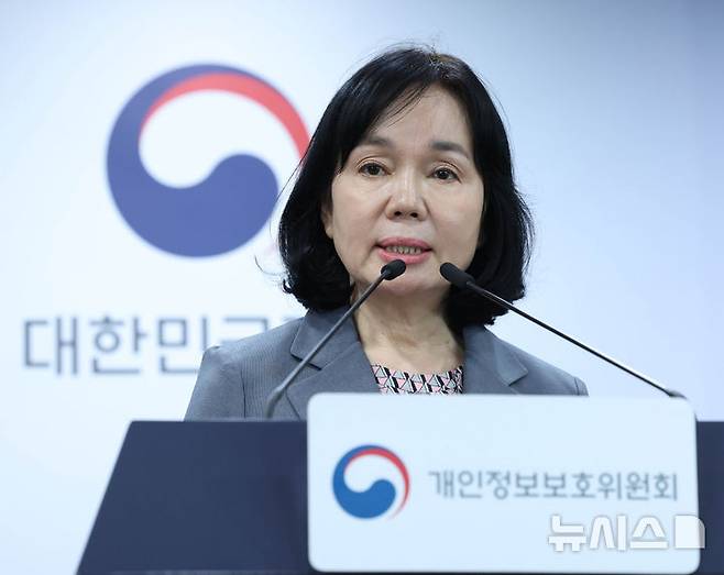 [서울=뉴시스] 조수정 기자 = 송경희 개인정보보호위원장이 12일 오후 서울 종로구 정부서울청사에서 예방중심 개인정보 관리체계 전환계획을 발표하고 있다. 2026.05.12. chocrystal@newsis.com