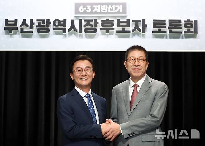 [부산=뉴시스] 하경민 기자 = 6·3전국동시지방선거 부산시장 후보자 토론회가 열린 12일 부산 동구 부산MBC에서 전재수(왼쪽) 더불어민주당 후보와 박형준 국민의힘 후보가 본격적인 토론에 앞서 악수하고 있다. 2026.05.12. yulnetphoto@newsis.com