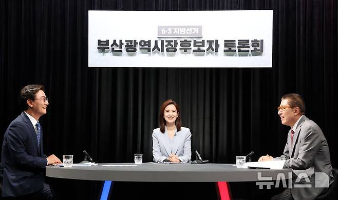 [부산=뉴시스] 하경민 기자 = 6·3전국동시지방선거 부산시장 후보자 토론회가 열린 12일 부산 동구 부산MBC에서 전재수(왼쪽) 더불어민주당 후보와 박형준 국민의힘 후보가 본격적인 토론에 앞서 사전 연습을 하고 있다. 2026.05.12. yulnetphoto@newsis.com