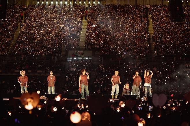 소속사 빅히트 뮤직에 따르면, 사흘 동안 총 15만 관객이 들었다. 빅히트 뮤직 제공