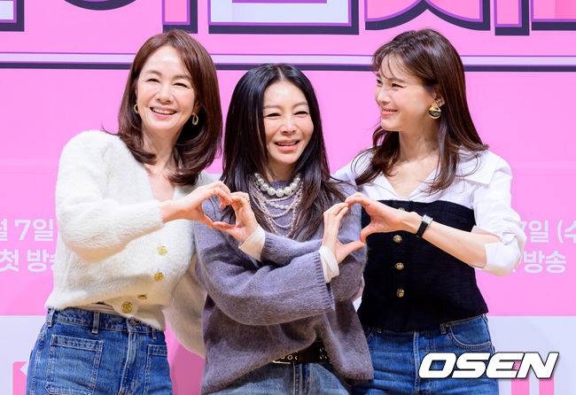 [OSEN=지형준 기자] 6일 오전 서울 여의도 KBS 아트홀에서 KBS1 ‘황신혜의 같이 삽시다’ 제작발표회가 열렸다.‘황신혜의 같이 삽시다’는&nbsp;‘싱글맘’이라는 공통분모로 한 집에 모여사는 이들의 생생한 라이프를 담는다. 미스코리아 장윤정, 배우 황신혜, 정가은이 포토타임을 하고 있다. 2026.01.06 /jpnews@osen.co.kr