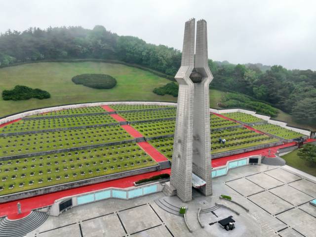 ▲제46주년 5·18 민주화운동 기념일을 15일 앞둔 3일 광주 북구 운정동 국립5·18민주묘지에 추모객들의 발길이 이어지고 있다. ⓒ연합뉴스