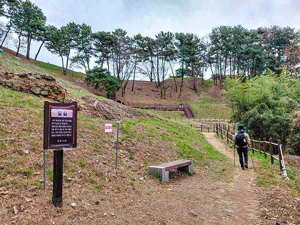 마로초등학교에서 올라오는 마로산성 입구.
