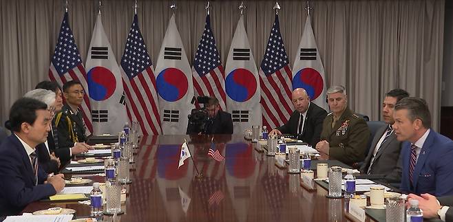 안규백 국방부 장관과 피트 헤그세스 미 국방부(전쟁부) 장관이 11일(현지시간) 미국 워싱턴DC 인근 국방부 청사에서 회담하고 있다. 연합뉴스