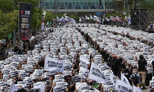 성전자노동조합 공동투쟁본부 조합원들이 지난 4월 23일 오후 경기 평택시 삼성전자 평택사업장 앞에서 열린 투쟁결의대회에서 구호를 외치고 있다. 뉴시스