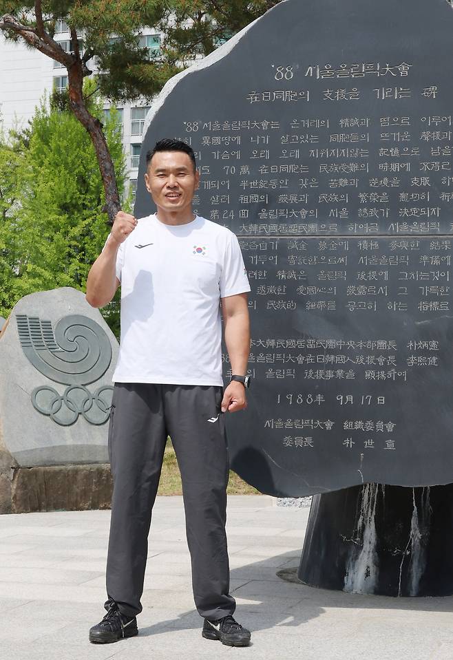 교통사고로 두 다리를 절단하는 고통을 이겨내고 노르딕스키에서 한국 패럴림픽 역사상 최초의 금메달리스트가 된 ‘평창 영웅’ 신의현이 국가대표를 은퇴하고 지도자로 변신을 준비하고 있다. 신의현이 지난 7일 서울 송파구 올림픽공원에서 세계일보와 인터뷰하기 앞서 포즈를 취한 모습. 신의현은 일상생활에는 의족을 착용한다. 이제원 선임기자