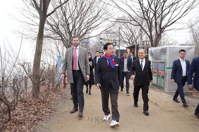 도널드 트럼프 미국 대통령의 차남인 에릭 트럼프 ‘트럼프 그룹 총괄 부사장’(왼쪽 끝)이 이현재 하남시장(왼쪽에서 오른쪽으로 2번째)과 K-스타월드  사업 예정지인 하남시 미사섬 일대를 둘러보고 있다. [하남시 제공]