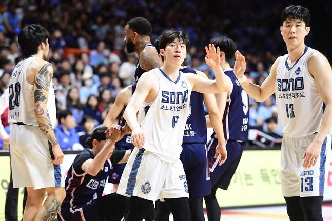이정현(가운데)과 임동섭(오른쪽). /사진=KBL 제공