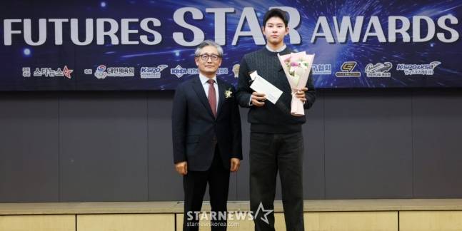 부산고 하현승(오른쪽)이 2025년 11월 스타뉴스 주최 '2025 퓨처스 스타대상' 시상식에서 야구 부문 미래스타상을 수상하고 있다. 왼쪽은 양해영 대한야구소프트볼협회장. /사진=스타뉴스