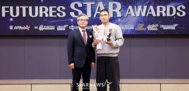 덕수고 엄준상(오른쪽)이 2025년 11월 스타뉴스 주최 '2025 퓨처스 스타대상' 시상식에서 야구 부문 미래스타상을 수상하고 있다. 왼쪽은 양해영 대한야구소프트볼협회장. /사진=스타뉴스