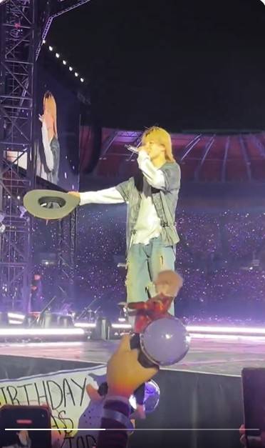 지민, 우는 소녀에 모자 건네며"돈 크라이"...엄마 "꿈은 이뤄진다는 걸 가르쳐줘, 그라시아스"[K-EYES]