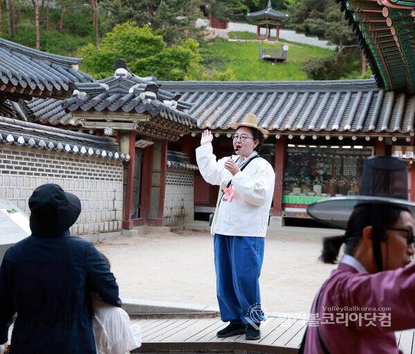 '수원화성행궁 태평성대' 해학과 풍자, 주민배우와 함께한 고궁산책.(사진=김경수 기자/ 2026.5.12)