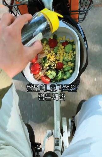 자전거를 타면서 아침밥을 요리하는 크리에이터. 인스타그램 ‘judoyeonn’ 계정 캡처