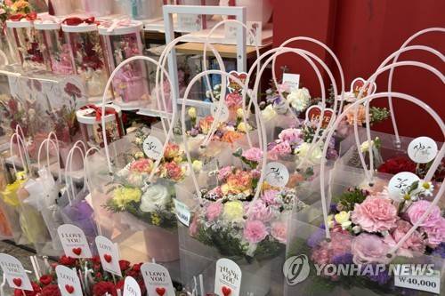 하나에 4만원에 팔리고 있는 꽃바구니 (서울=연합뉴스) 이진주 인턴기자 = 지난 8일 서울 한 꽃집에서 파는 카네이션 꽃 바구니. 2026.5.12