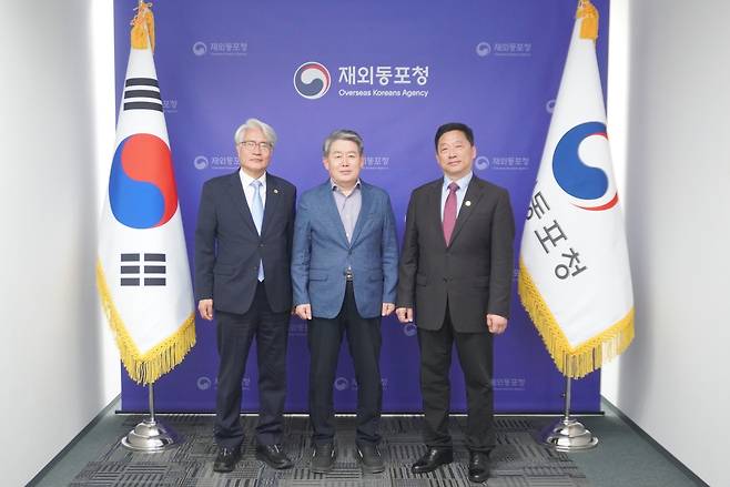 뉴욕한인회, 김경협 재외동포청장 면담 (서울=연합뉴스) 뉴욕한인회 이명석 회장(맨 오른쪽)과 오영훈 국제협력위원장(맨 왼쪽)이 지난 7일 인천 연수구 재외동포청에서 김경협 재외동포청장(가운데)과 면담 후 기념 촬영을 하고 있다. 2026.5.12 [재외동포청 제공. 재판매 및 DB 금지]