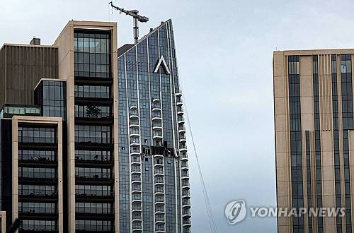 이란 공습에 파손된 두바이 고층빌딩 [EPA 연합뉴스 자료사진. 재판매 및 DB 금지]