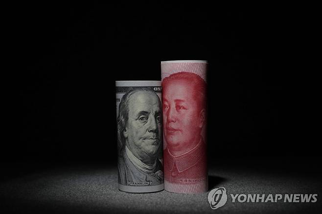중국 위안화와 미국 달러화 지폐 [EPA 연합뉴스 자료사진. 재판매 및 DB 금지]