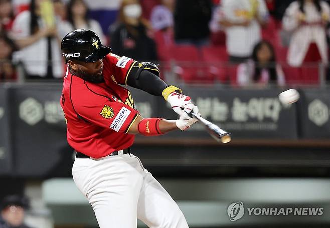 홈런 날리는 아데를린 (광주=연합뉴스) 조남수 기자 = 6일 광주기아챔피언스필드에서 열린 프로야구 한화 이글스와 KIA 타이거즈의 경기. KIA 아데를린이 6회말 2사에서 솔로홈런을 때리고 있다. 2026.5.6 iso64@yna.co.kr