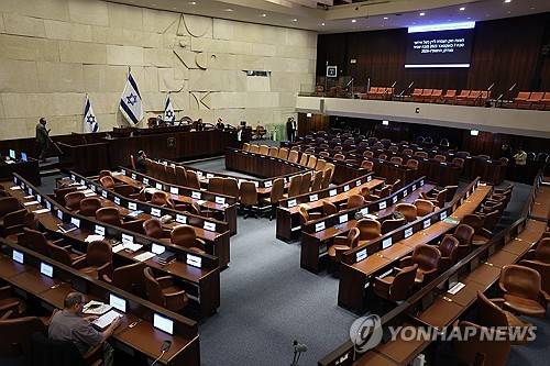 이스라엘 국회의 특별 군사재판소 설치 법안 투표 (예루살렘 EPA=연합뉴스) 2026년 5월 11일 이스라엘 국회(크네세트)에서 10·7 테러공격 사건으로 구금돼 있는 피의자들을 재판할 특별 군사재판소 설치 법안에 대한 표결이 열리고 있다. (EPA/ABIR SULTAN) 2026.5.11.