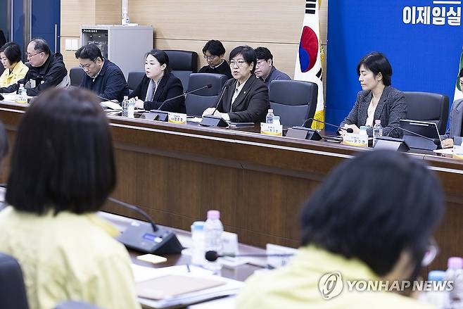 임실 찾은 정은경 장관 (서울=연합뉴스) 정은경 보건복지부 장관이 3월 21일 전북 임실군을 방문해 최근 발생한 일가족 사망 사건 경위와 지방자치단체의 조치 현황을 파악하고, 가족 돌봄 지원체계를 논의하고 있다. 2026.3.21 [보건복지부 제공. 재판매 및 DB 금지] photo@yna.co.kr