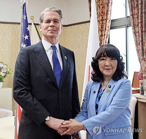 스콧 베선트 미국 재무장관(좌측)과 가타야마 사쓰키 일본 재무상 [EPA=연합뉴스. 재판매 및 DB 금지]