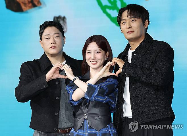 포즈 취하는 최대훈-박은빈-임성재 (서울=연합뉴스) 이재희 기자 = 배우 최대훈(오른쪽부터), 박은빈, 임성재가 12일 서울 종로구 JW 메리어트동대문스퀘어서울에서 열린 넷플릭스 시리즈 '원더풀스' 제작보고회에서 포즈를 취하고 있다. 2026.5.12 scape@yna.co.kr