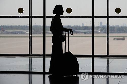 러시아 셰레메티예보 국제공항의 승객 [AP=연합뉴스 자료사진]