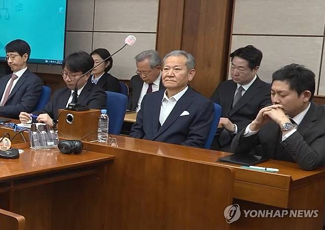 '단전·단수 지시' 이상민 전 장관 1심 징역 7년 (서울=연합뉴스) 12·3 비상계엄 당시 언론사 단전·단수 지시를 전달하는 등 내란에 가담한 혐의로 기소된 이상민 전 행정안전부 장관이 1심에서 실형을 선고받았다.
    서울중앙지법 형사합의32부(류경진 부장판사)는 12일 내란 중요임무 종사 등 혐의로 재판에 넘겨진 이 전 장관에게 징역 7년을 선고했다.
    이날 열린 선거공판에 이 전 장관이 출석해 있다. 2026.2.12 [서울중앙지법 제공, 재판매 및 DB 금지] photo@yna.co.kr