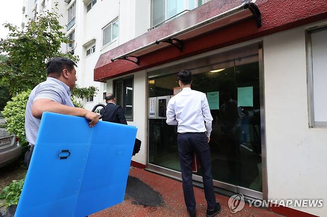 내란특검, 이상민 전 장관 주거지 압수수색 (서울=연합뉴스) 이진욱 기자 =  '12·3 비상계엄' 관련 내란·외환 사건을 수사하는 조은석 특별검사팀이 17일 이상민 전 행정안전부 장관의 주거지인 서울 강남구 자택을 압수수색을 하기 위해 박스를 들고 들어서고 있다. 2025.7.17 cityboy@yna.co.kr