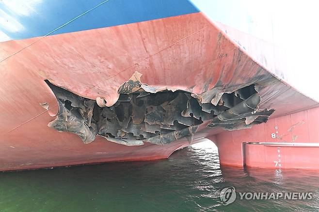 HMM 나무호 선체 파공 (서울=연합뉴스) 지난 4일 호르무즈 해협에서 일어난 한국 선박 화재 사건은 미상 비행체의 타격에서 비롯됐다고 정부가 밝혔다.
    외교부는 지난 10일 이 같은 내용의 정부 합동 조사 결과를 발표하며 현장 조사단이 기록한 사진을 공개했다. 선체 하단에서 확인된 폭 5ｍ·깊이 7ｍ 파공. 2026.5.11 [외교부 제공. 재판매 및 DB 금지] photo@yna.co.kr