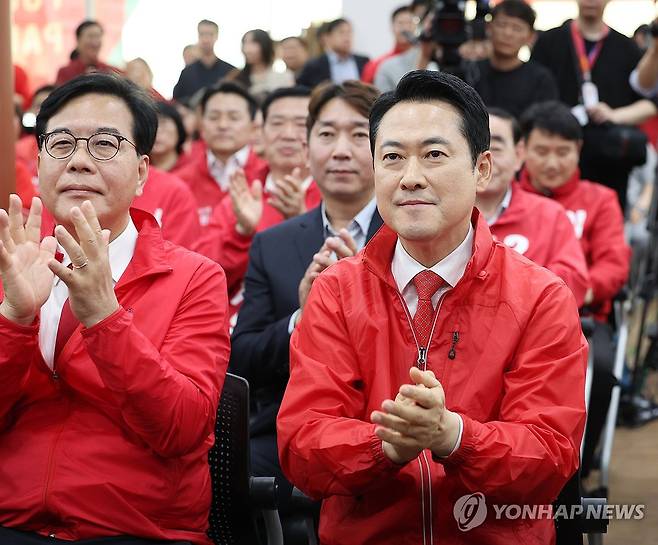 장동혁·송언석, 울산선대위 발대식 참석 (울산=연합뉴스) 김용태 기자 = 국민의힘 장동혁 대표와 송언석 원내대표가 11일 울산시 남구 울산시당에서 열린 '6·3 지방선거 울산선대위 발대식 및 공천장 수여식'에 참석해 손뼉을 치고 있다. 2026.5.11 yongtae@yna.co.kr