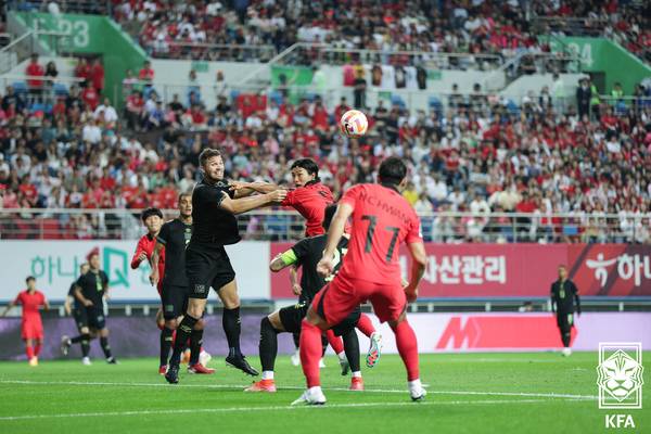 지난 2023년 6월 23일 대전월드컵경기장에서 열린 대한민국과 엘살바도르의 친선경기에서 선수들이 경합하고 있다./대한축구협회 제공