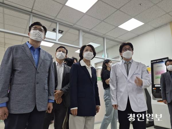 13일 추미애 더불어민주당 경기도지사 후보가 평택 성세아이들병원에서 병동을 둘러보고 있다. 2026.5.13 /김태강 기자 think@kyeongin.com