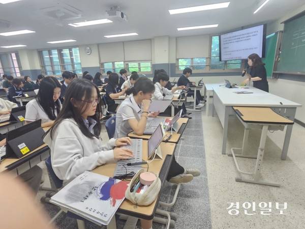 13일 남양주 다산고등학교 1학년 4반 교실에서는  ‘AI와 함께하는 역설적 대화’를 주제로 한 역사 수업이 진행됐다. 2026.5.13 남양주/이종우기자 ljw@kyeongin.com