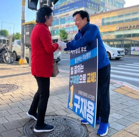 13일 오전 인천 서구 서구청 인근 사거리에서 더불어민주당 구재용 서구청장 예비후보가 지역 주민과 인사를 나누며 안부를 묻고 있다. 사진=구재용 캠프