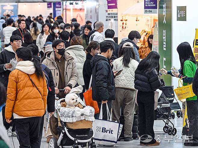 지난해 2월 23일 오후 수원시 권선구 수원메쎄에서 열린 '2025 케이 펫페어'가 다양한 반려동물 용품을 체험하기 위해 모인 시민들로 북적이고 있다. 임채운기자