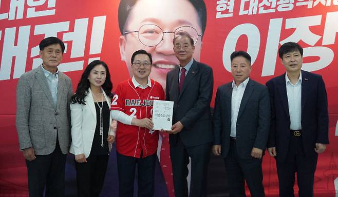 중소기업중앙회 대전세종지역본부는 13일 6·3지방선거를 앞두고 지역 중소기업 및 소상공인 303곳을 대상으로 실시한 '중소기업·소상공인이 바라는 대전의 리더' 조사 결과를 발표했다.사진은 13일 이장우 대전시장 후보에게 이번 설문조사 결과 및 지방주도성장을 위한 중소기업 정책과제집을 전달한 뒤 기념촬영하고 있는 모습. (사진=중기중앙회 대전세종본부 제공)