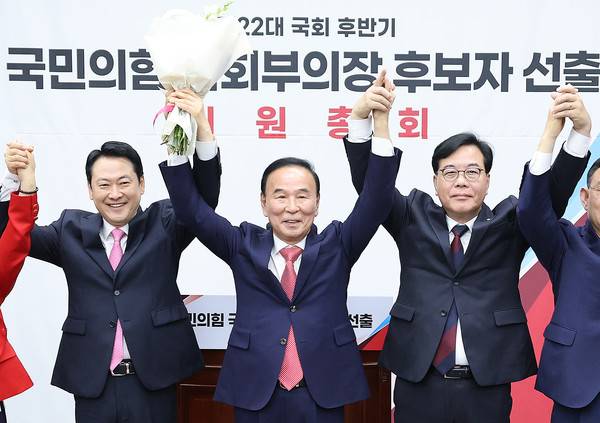 제22대 국회 후반기 당 국회부의장 후보자로 선출된 국민의힘 박덕흠 의원이 13일 국회에서 열린 제22대 국회 후반기 당 국회부의장 후보자 선출 의원총회에서 기념 촬영하고 있다. 왼쪽부터 국민의힘 장동혁 대표, 박 의원, 송언석 원내대표. 사진 연합뉴스